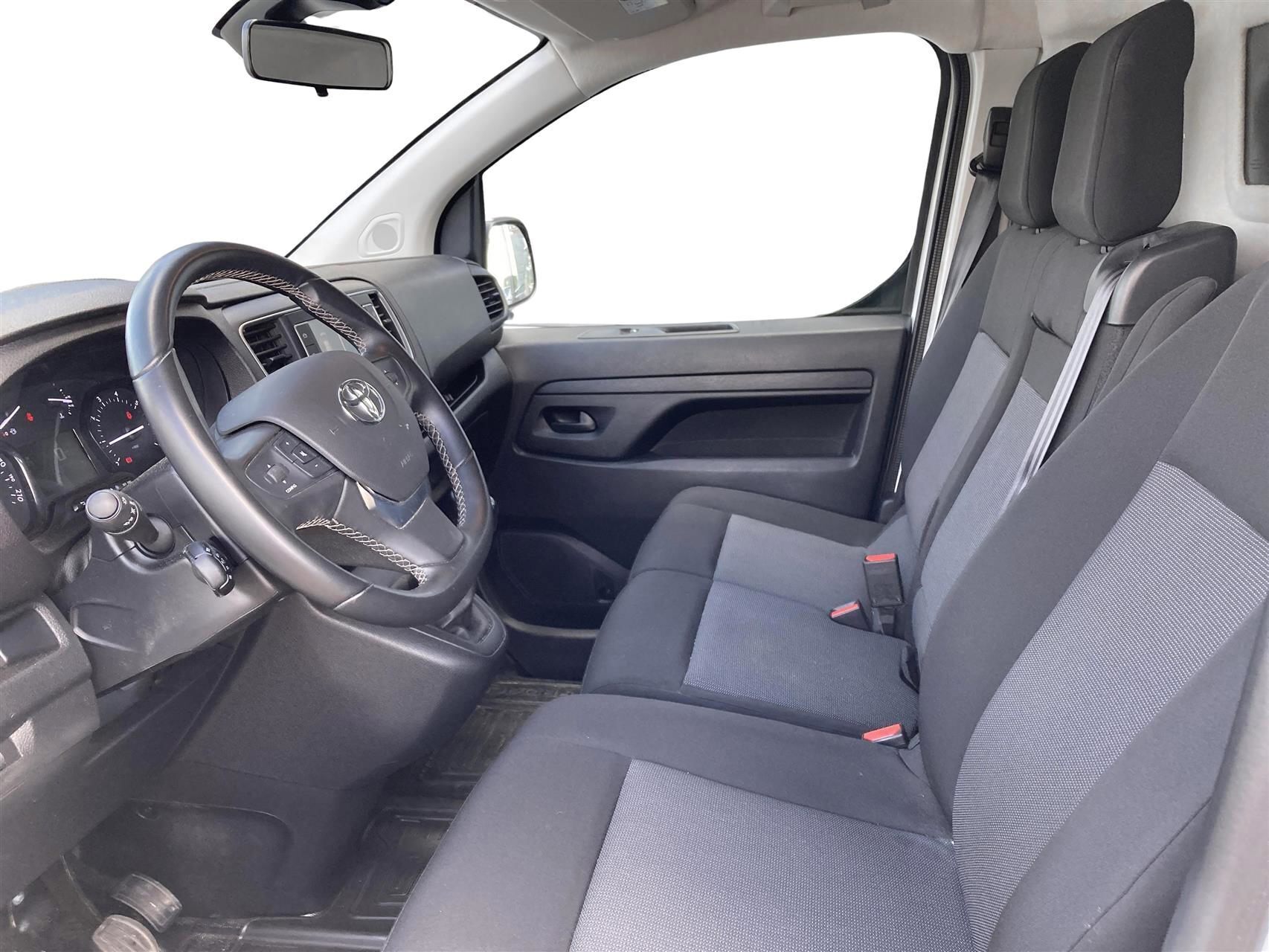 Hvid Toyota ProAce fra 2024