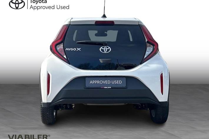 Hvid Toyota Aygo X fra 2022 set udefra