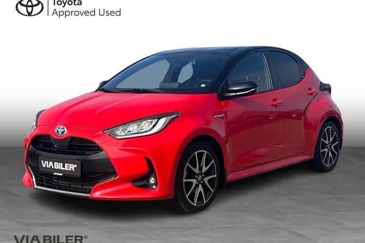 Rød Toyota Yaris fra 2021 set udefra
