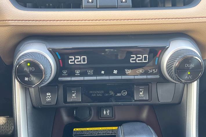 Blå Toyota RAV4 fra 2020