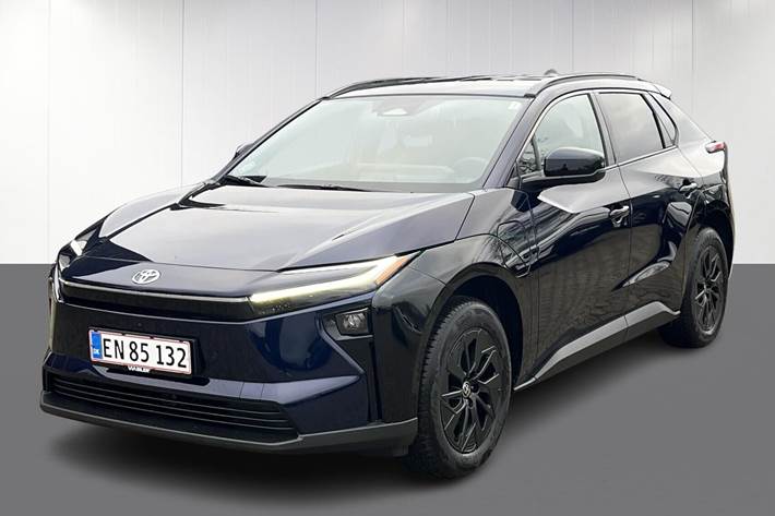 Blå Toyota BZ4X fra 2025 set udefra