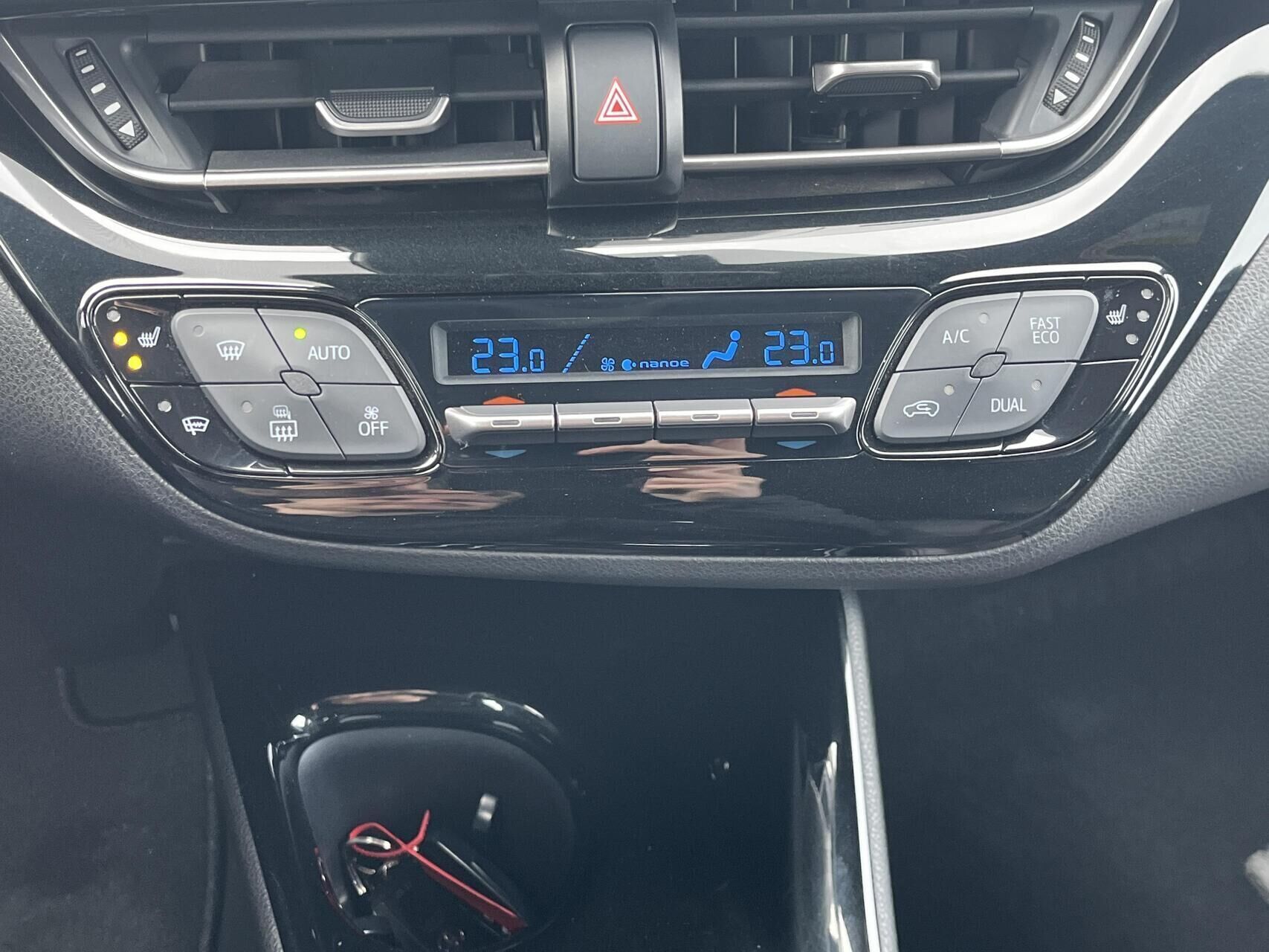 Sølv Toyota C-HR fra 2017