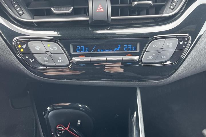 Sølv Toyota C-HR fra 2017