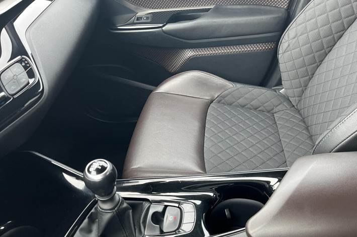 Sølv Toyota C-HR fra 2017