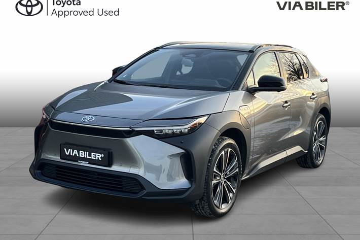 Grå Toyota BZ4X fra 2023 set udefra