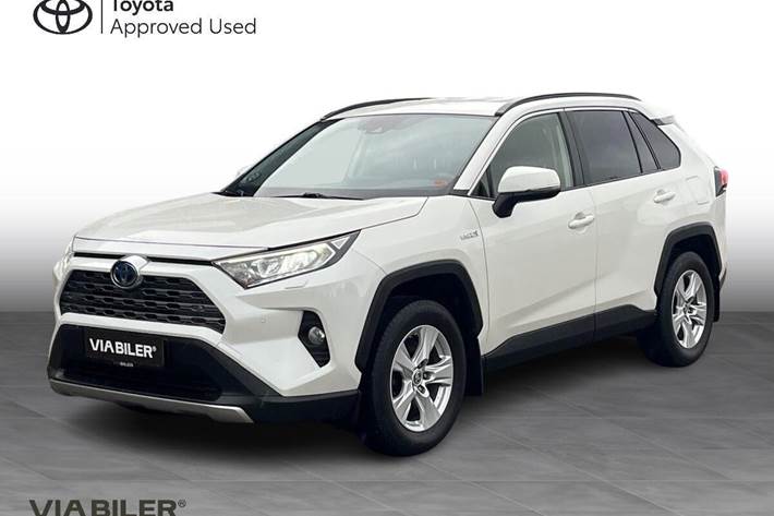 Hvid Toyota RAV4 fra 2020 set udefra