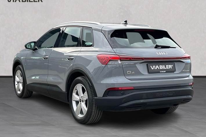 Grå Audi Q4 fra 2024
