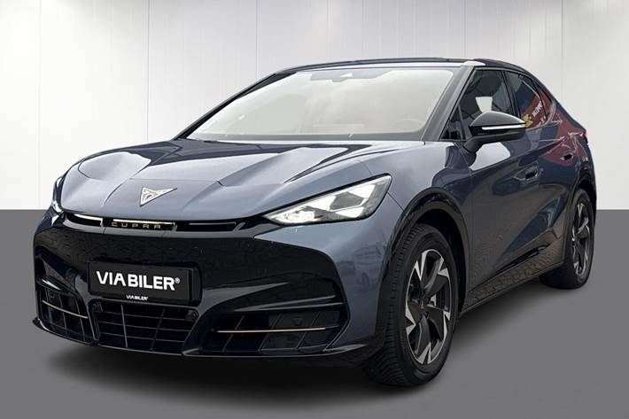 Blå Cupra Tavascan fra 2025 set udefra
