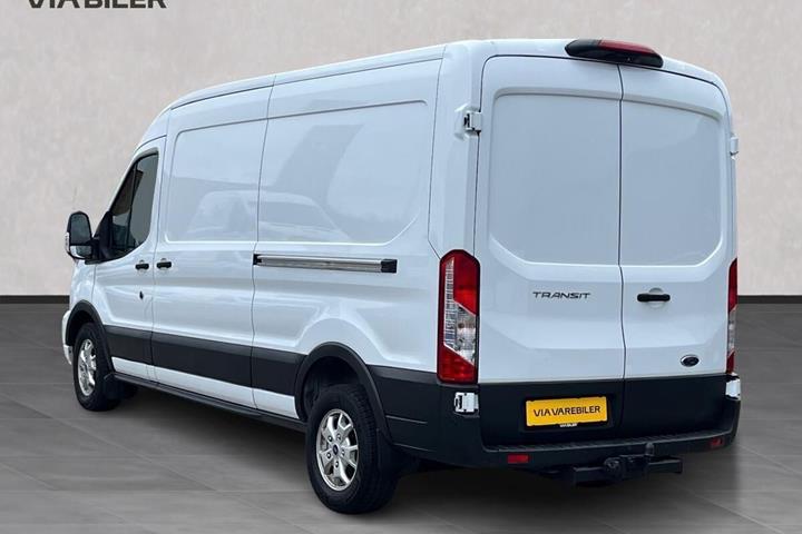Hvid Ford Transit fra 2024 set udefra