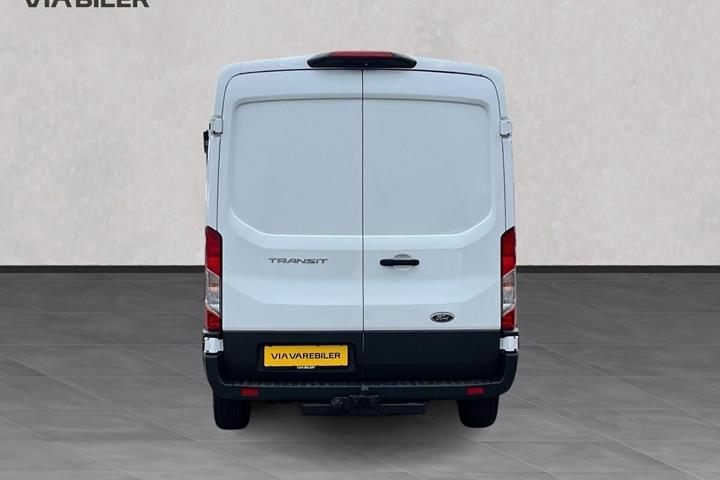 Hvid Ford Transit fra 2024 set udefra