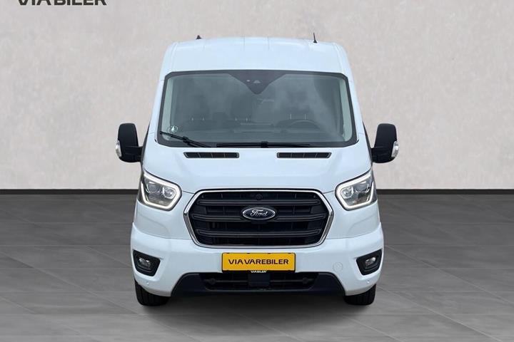 Hvid Ford Transit fra 2024 set udefra