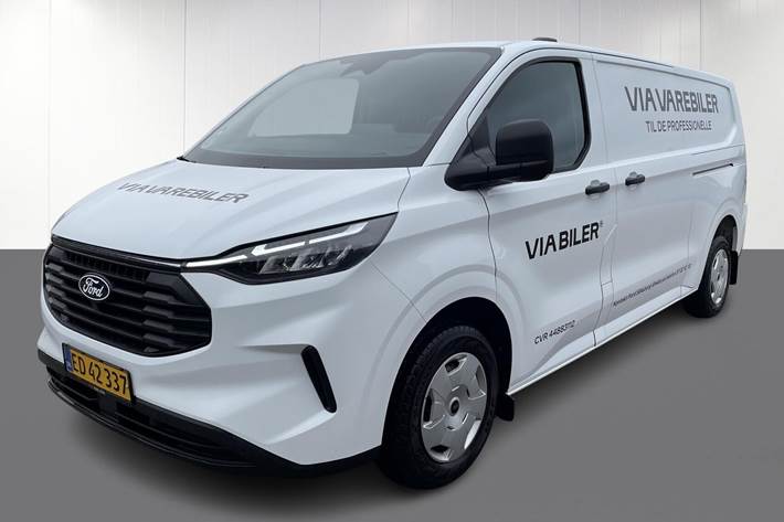 Hvid Ford Transit Custom fra 2025 set udefra