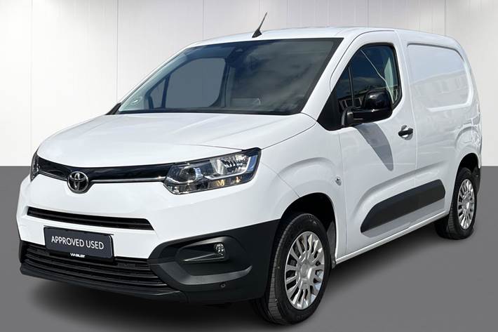 Hvid Toyota ProAce City fra 2023 set udefra