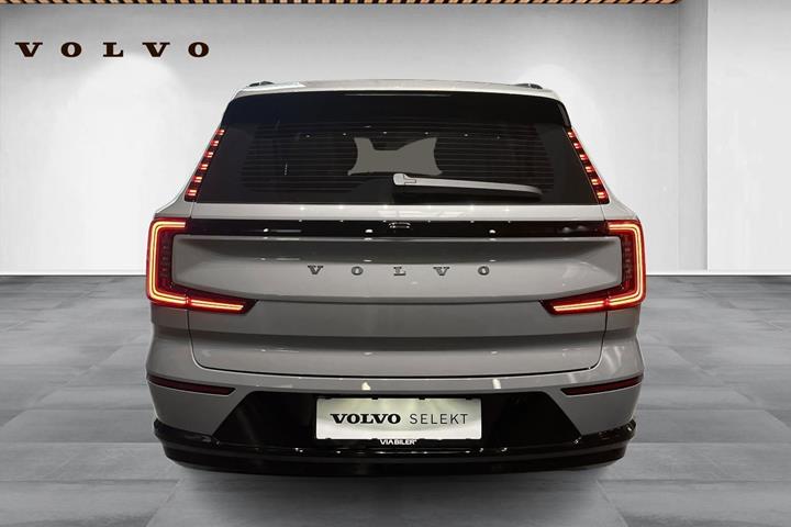 Grå Volvo EX90 fra 2025 set udefra