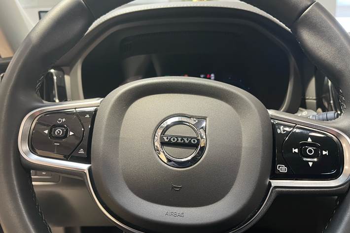 Grå Volvo XC60 fra 2022