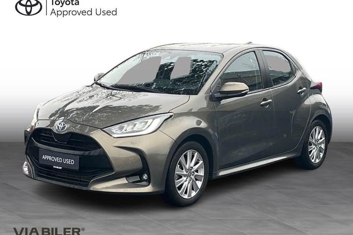 Bronze Toyota Yaris fra 2021 set udefra
