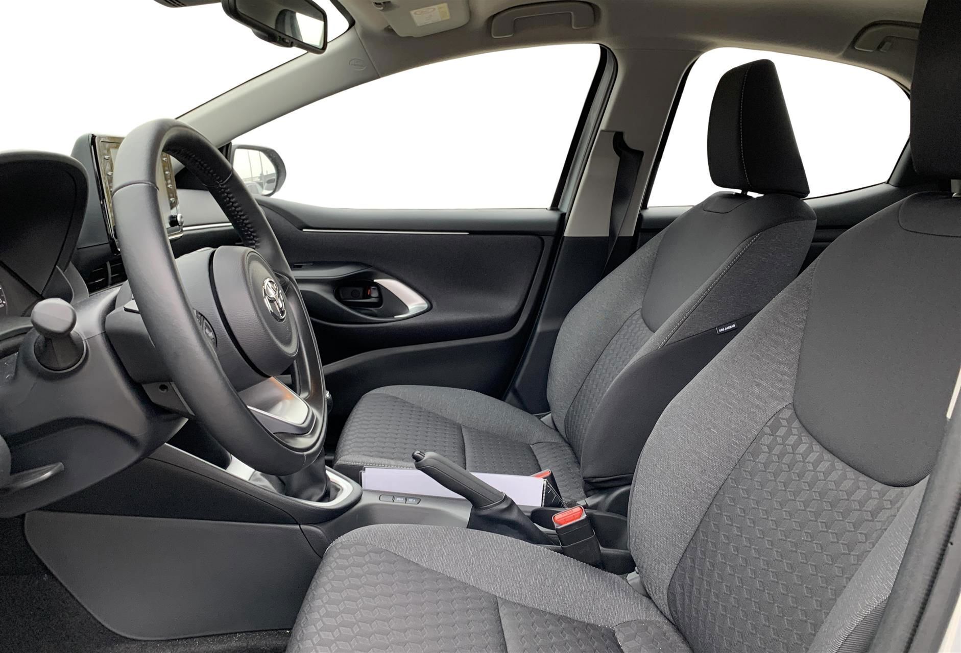 Sølv Toyota Yaris fra 2023