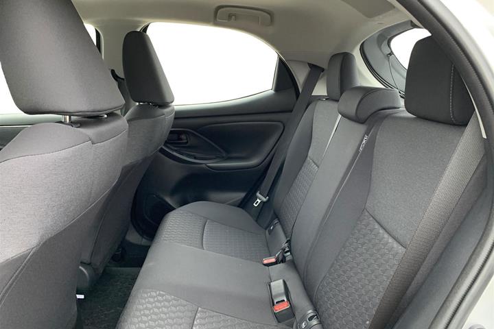 Sølv Toyota Yaris fra 2023