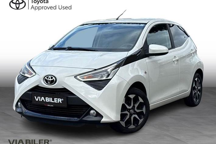 Hvid Toyota Aygo fra 2021 set udefra