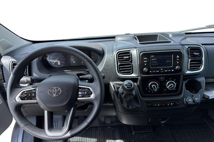 Grå Toyota Proace Max fra 2024