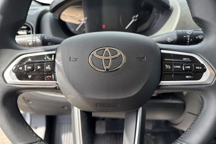 Grå Toyota Proace Max fra 2024