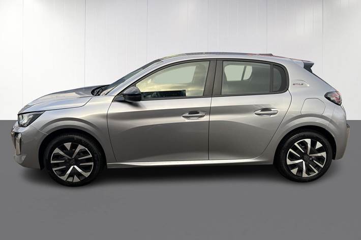 Grå Peugeot e-208 fra 2025