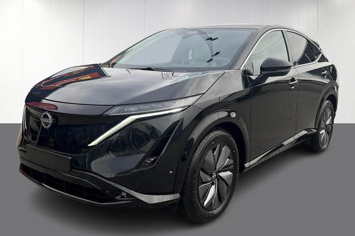 Sort Nissan Ariya fra 2025 set udefra