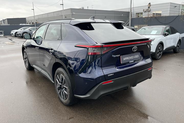 Blå Toyota BZ4X fra 2026