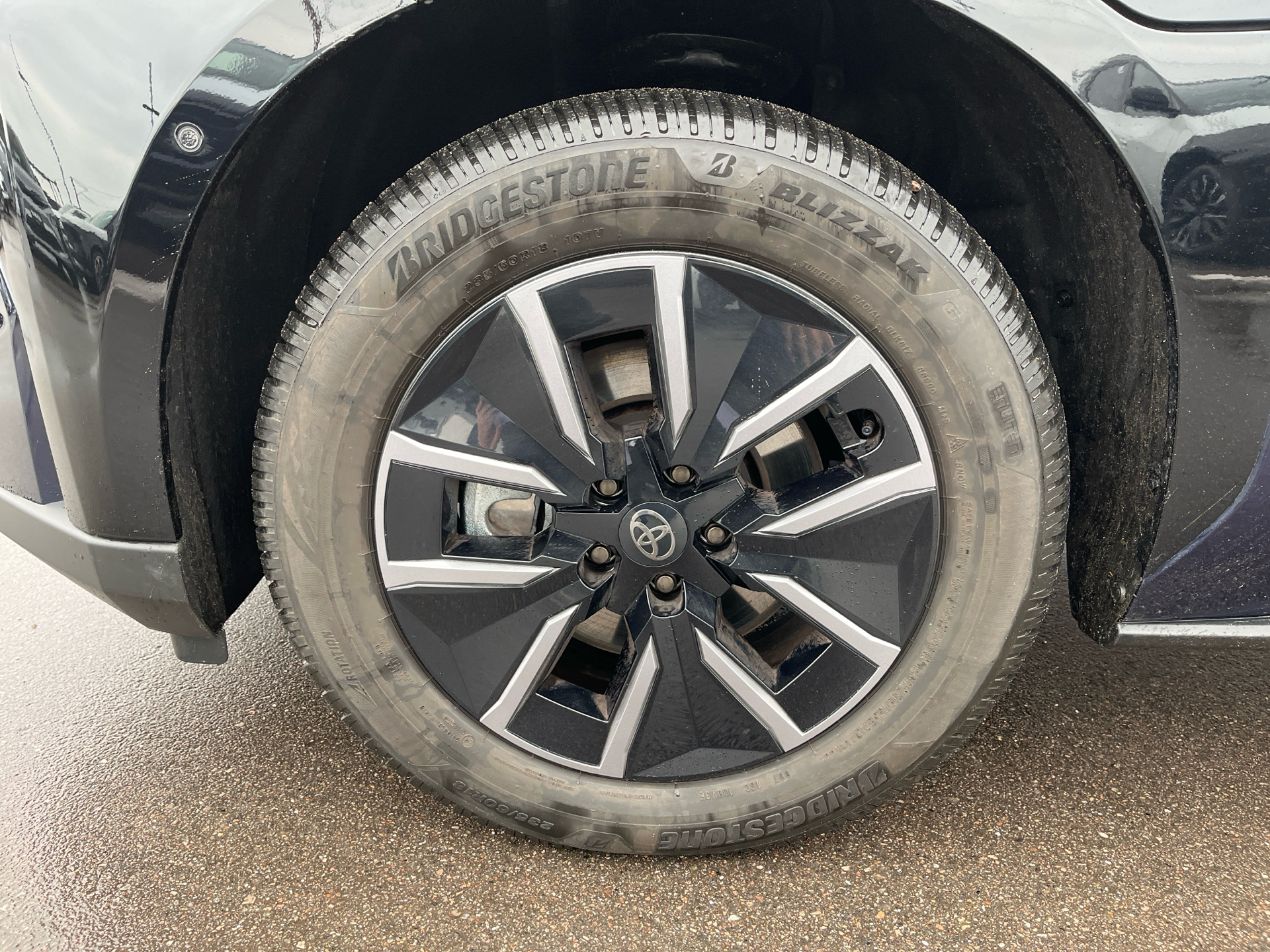 Blå Toyota BZ4X fra 2026