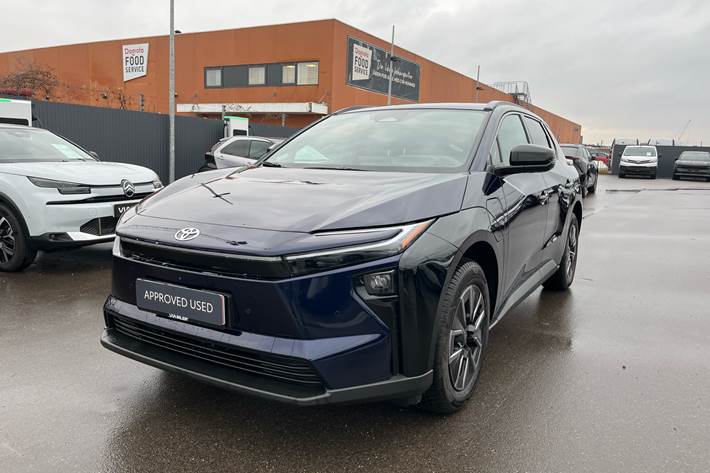 Blå Toyota BZ4X fra 2026 set udefra