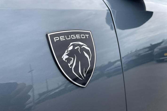 Blå Peugeot e-3008 fra 2024