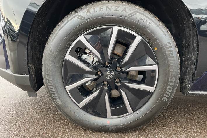 Blå Toyota bZ4X SUV fra 2026 set udefra