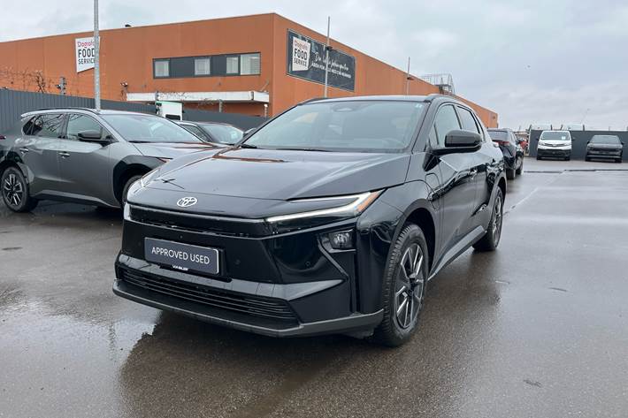 Sort Toyota bZ4X SUV fra 2026 set udefra