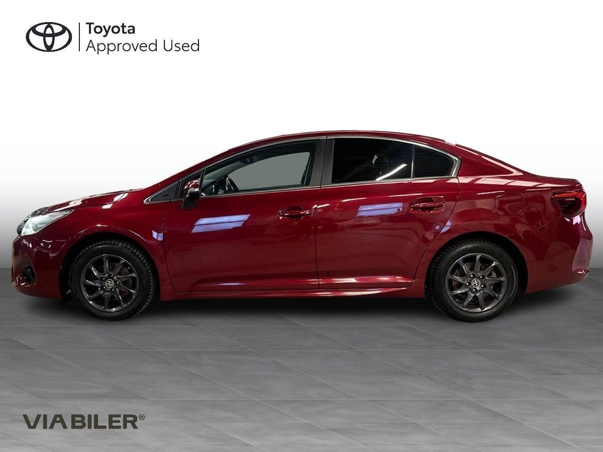 Rød Toyota Avensis fra 2017