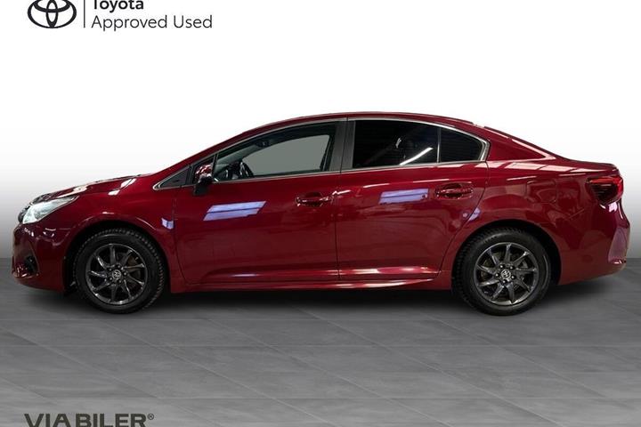 Rød Toyota Avensis fra 2017
