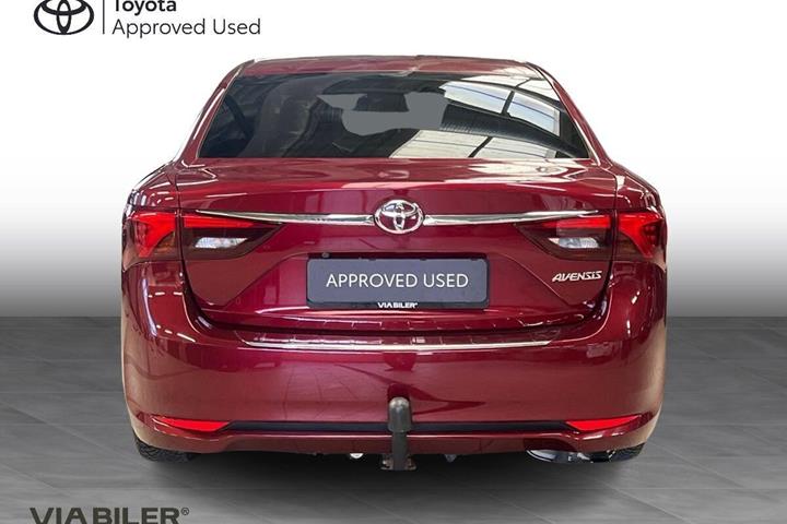 Rød Toyota Avensis fra 2017