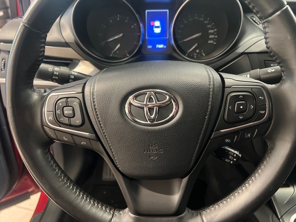 Rød Toyota Avensis fra 2017