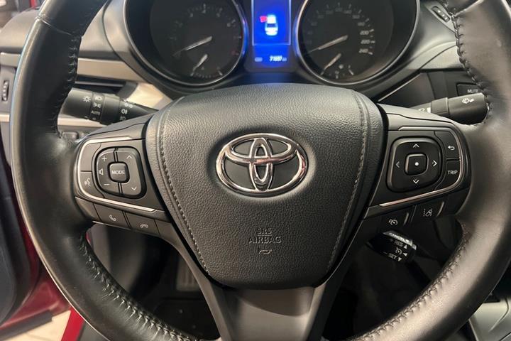 Rød Toyota Avensis fra 2017