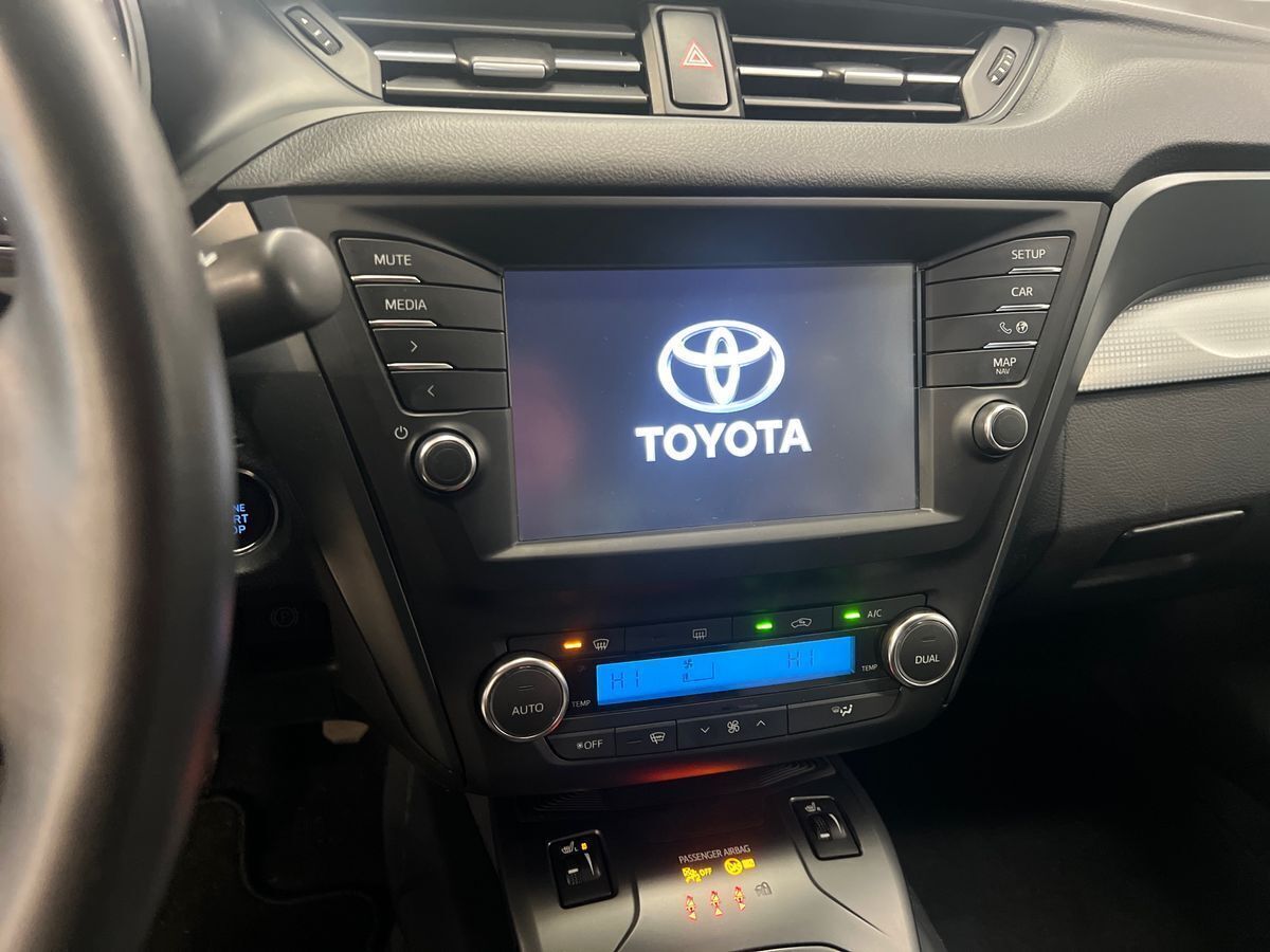Rød Toyota Avensis fra 2017
