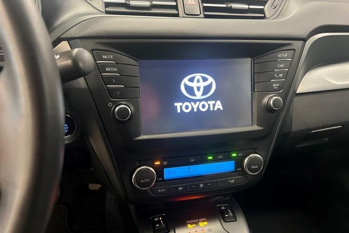 Rød Toyota Avensis fra 2017