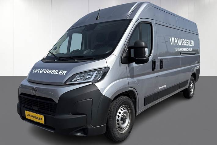 Grå Toyota Proace Max fra 2024