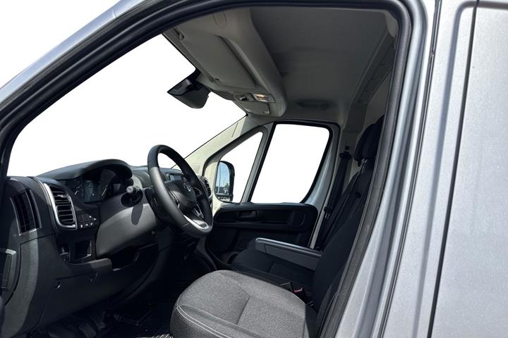 Grå Toyota Proace Max fra 2024