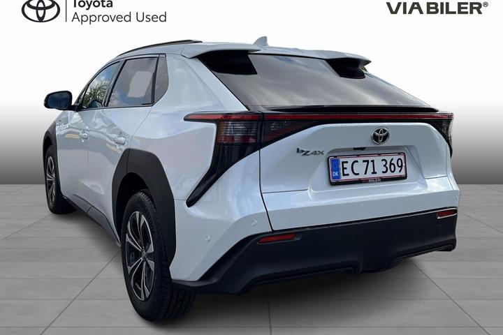 Hvid Toyota BZ4X fra 2024