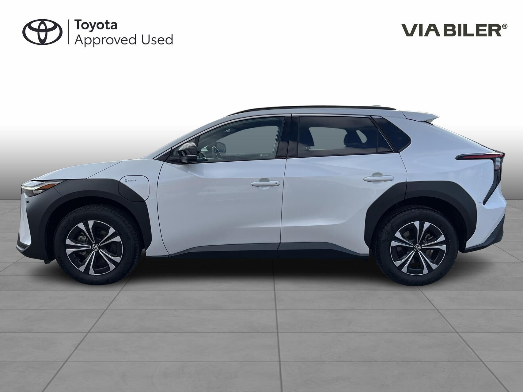 Hvid Toyota BZ4X fra 2024