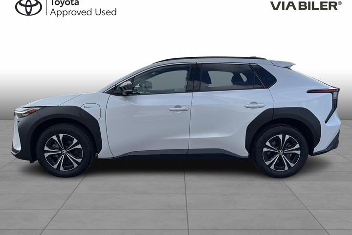 Hvid Toyota BZ4X fra 2024