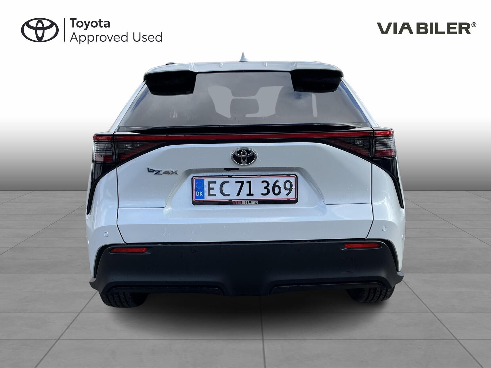Hvid Toyota BZ4X fra 2024