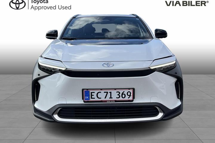 Hvid Toyota BZ4X fra 2024