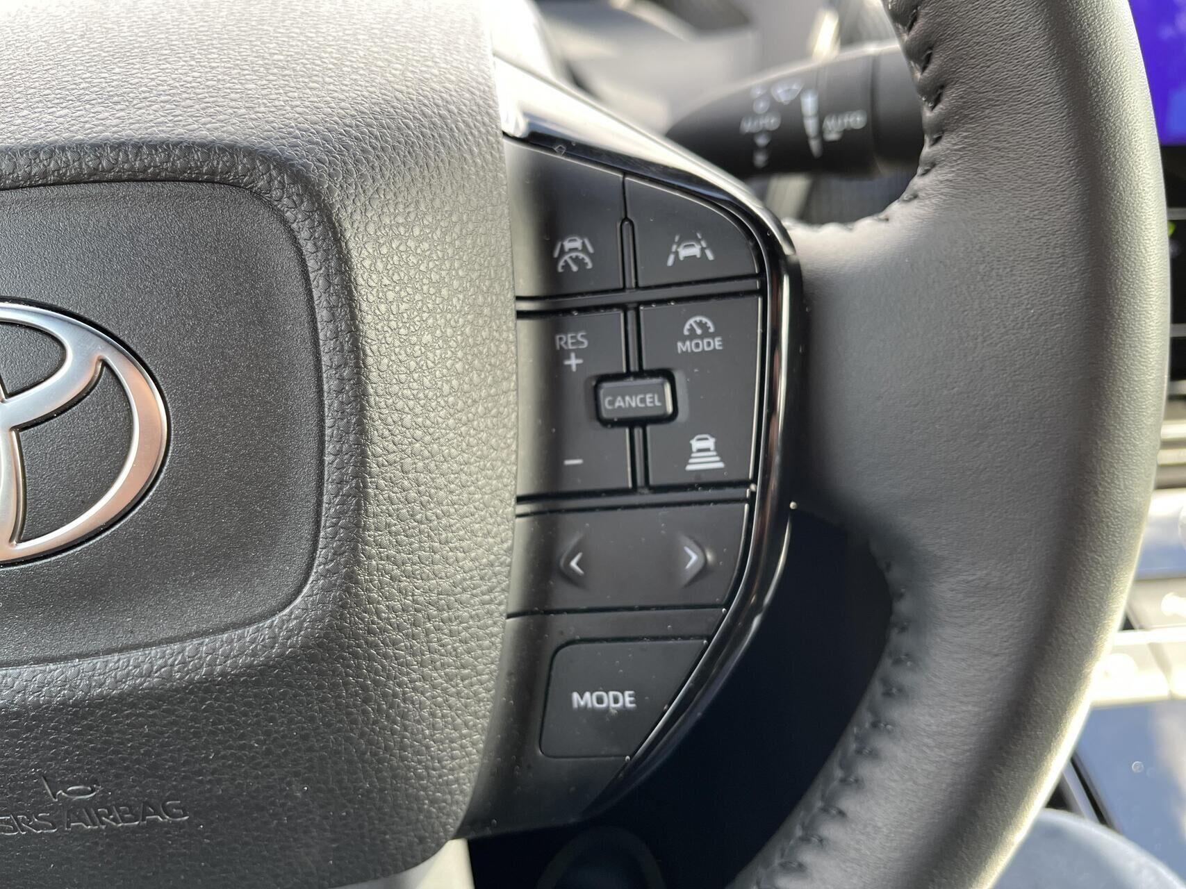 Hvid Toyota BZ4X fra 2024