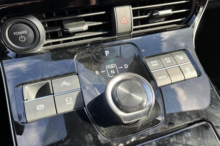 Hvid Toyota BZ4X fra 2024