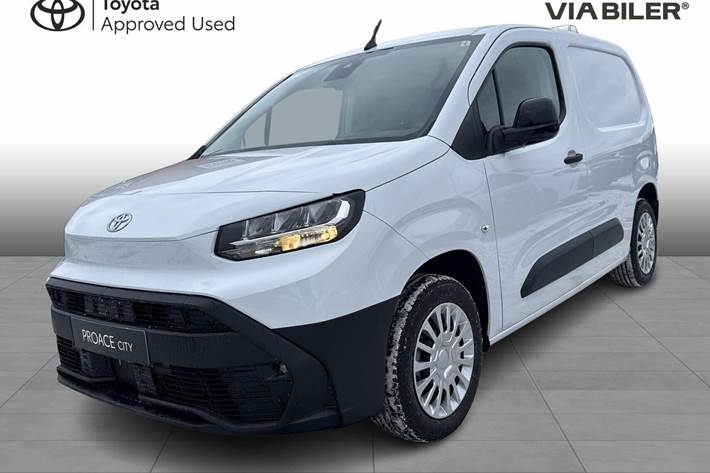 Hvid Toyota ProAce City fra 2024 set udefra